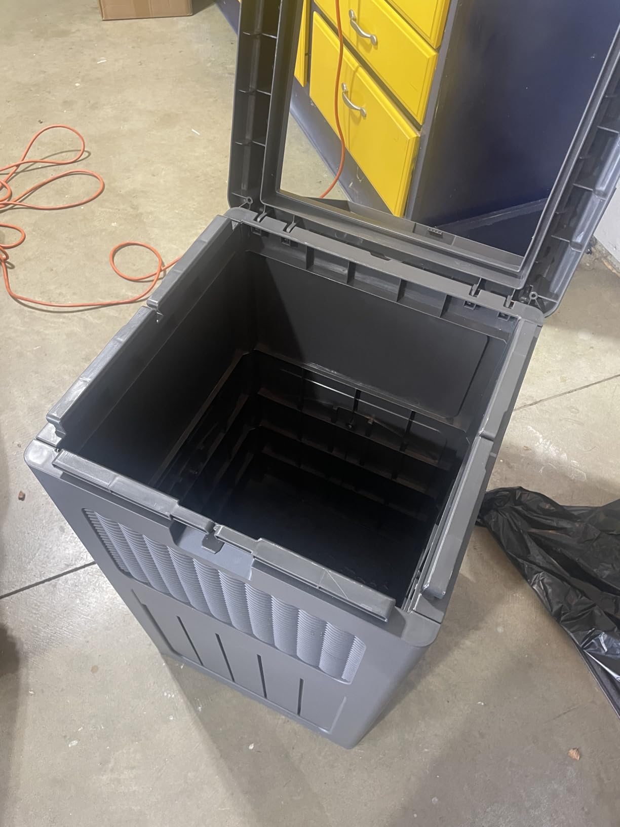 Flamaker 30 Gallon Trash Can, Resin Outdoor Garbage Can with Lid customer photo 1