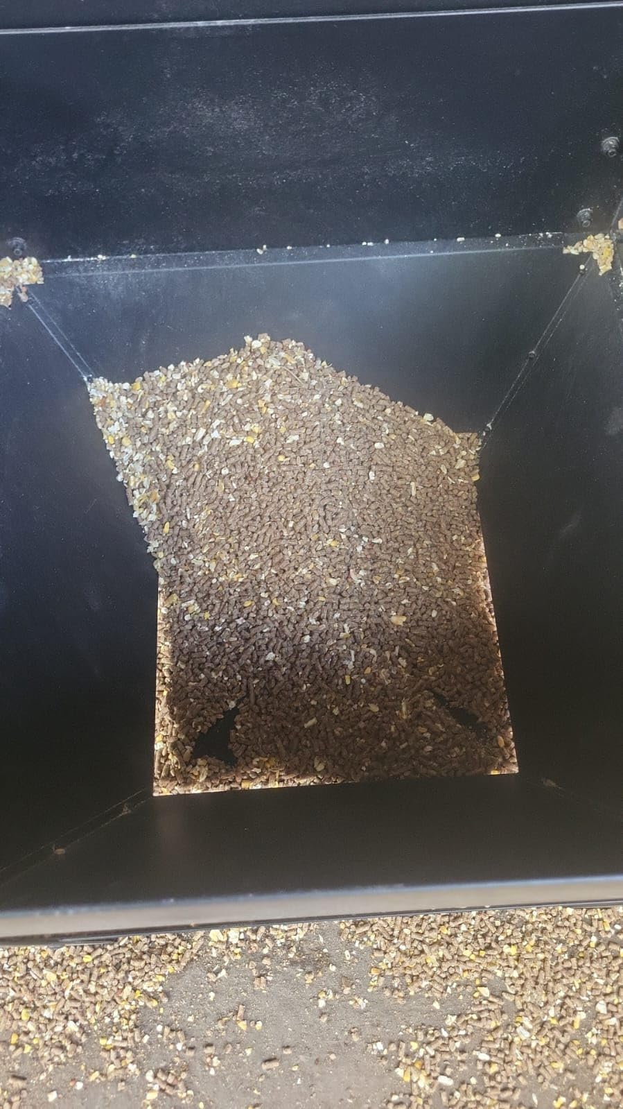 Solution4Patio Metal Large Chicken Feeder Box, 80 lbs customer photo 1