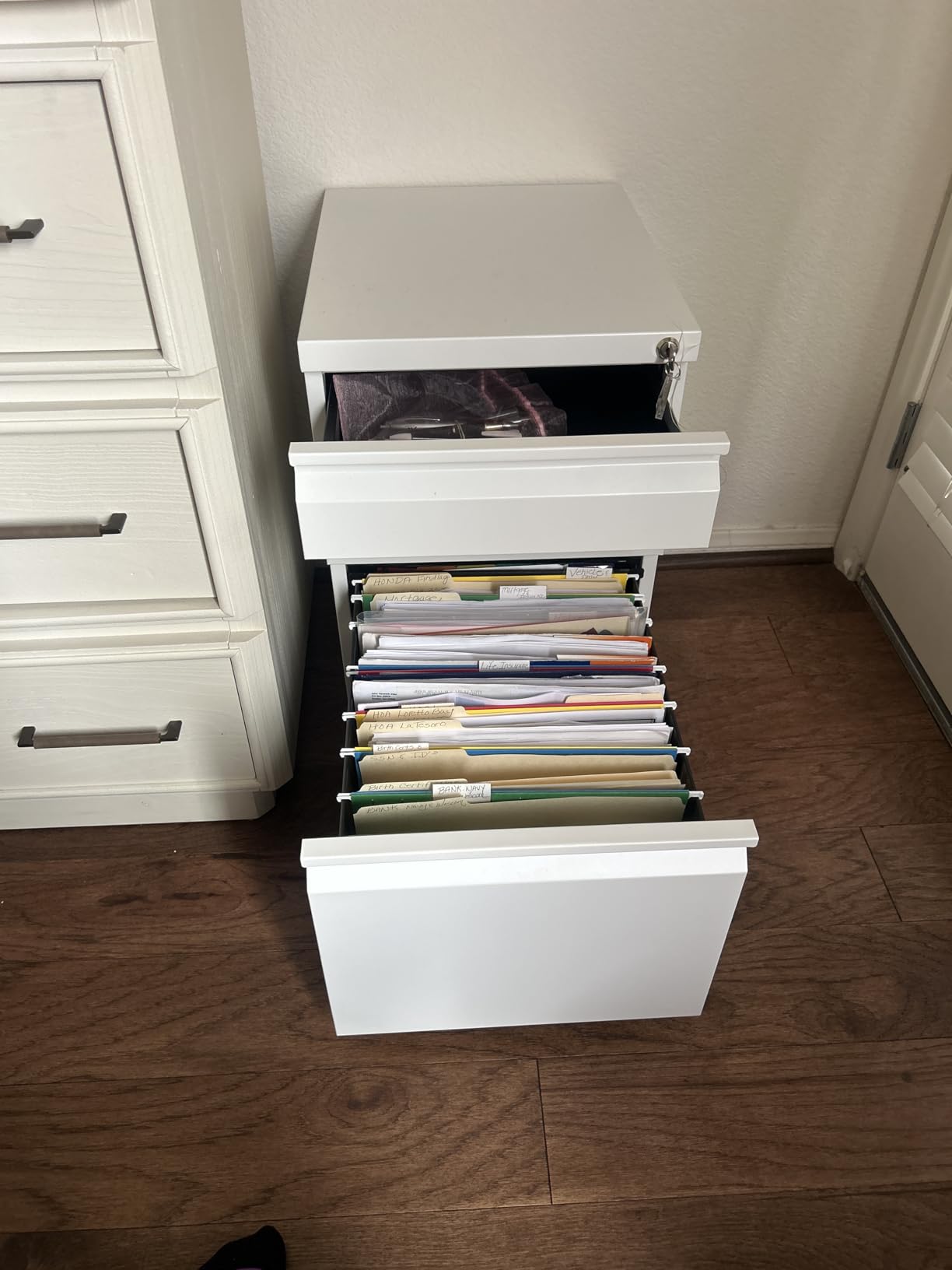 Guizeeopo 3 Drawer File Cabinet with Lock, File Cabinets for Home Office,Under Desk Cabinet, Locking File Cabinet for A4/Letter/Legal, Fully Assembled Expect Casters, Matte White customer photo 1