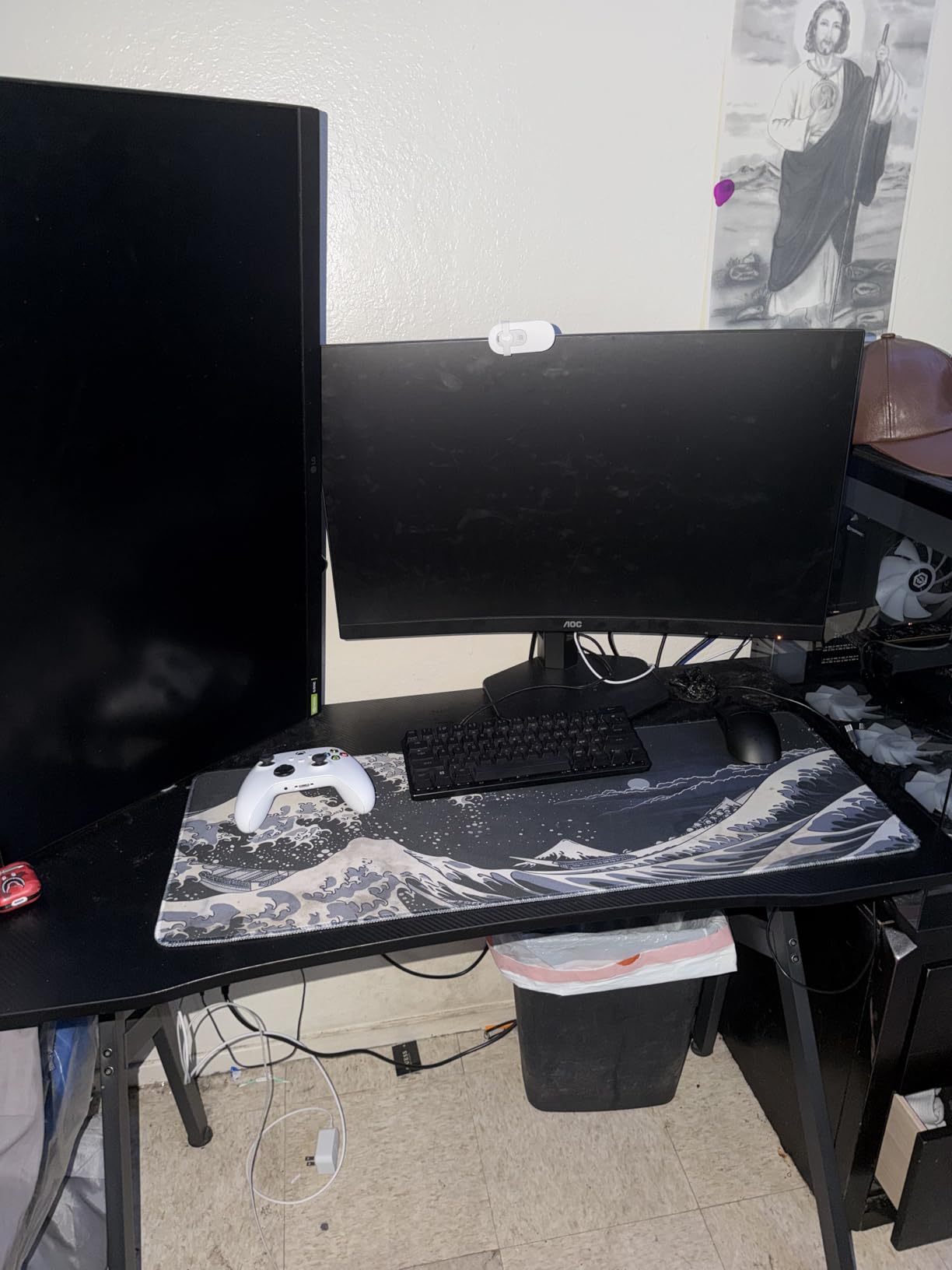 HLDIRECT 40 Inch A-Shaped Gaming Desk with Carbon Fiber Surface, Black customer photo 1