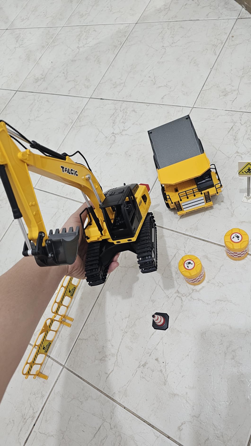 Joylike RC Excavator and Dump Truck Toy Set，2.4Ghz Metal Remote Control Construction Vehicle with Light&Sound, Best Christmas Toy for Boys 8+Year Old Kid customer photo 1