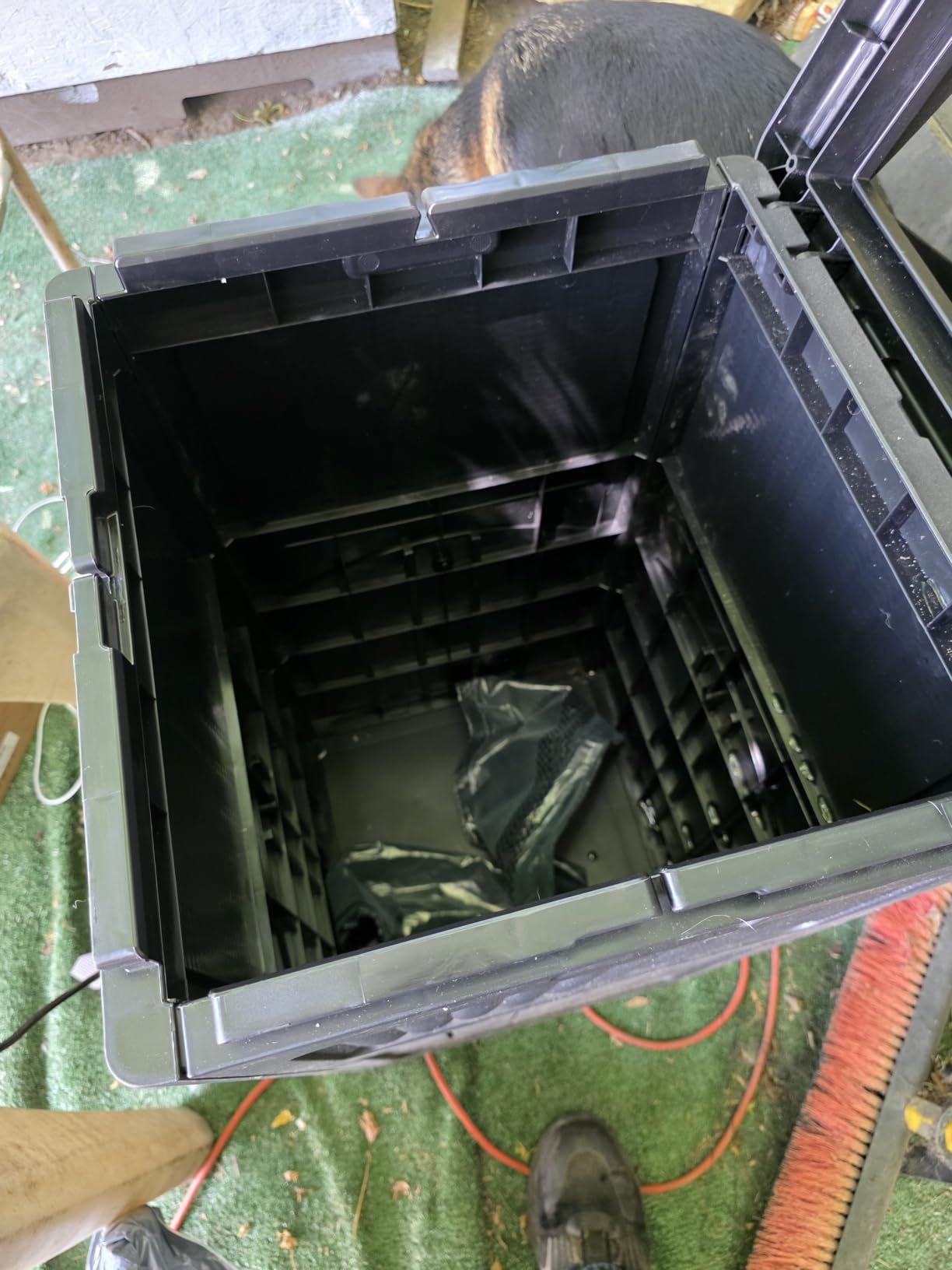Greesum 33 Gallon Outdoor Trash Can with Lid, Waterproof, Dark Black customer photo 2