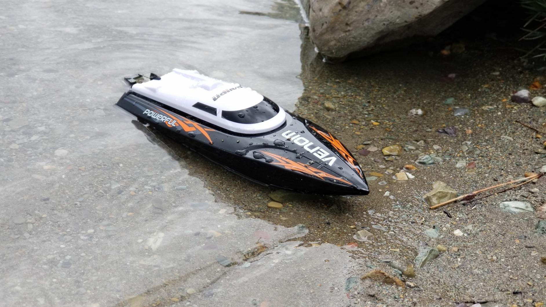 Skater RC Boat 25km/h High Speed Racing Remote Control Boat, 2 Batteries customer photo 1