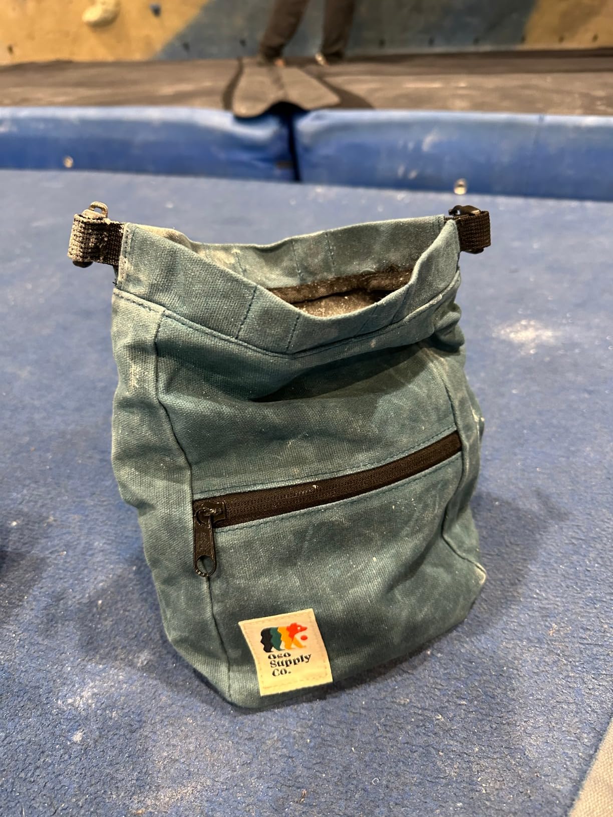 Oso Supply Co - Kulshan Bouldering Bucket, Large Size Chalk Bag for Rock Climbing, Chalk Pot with Magnetic Roll Down Closure, Brush Loop, Zippered Pockets for Climbers customer photo 2