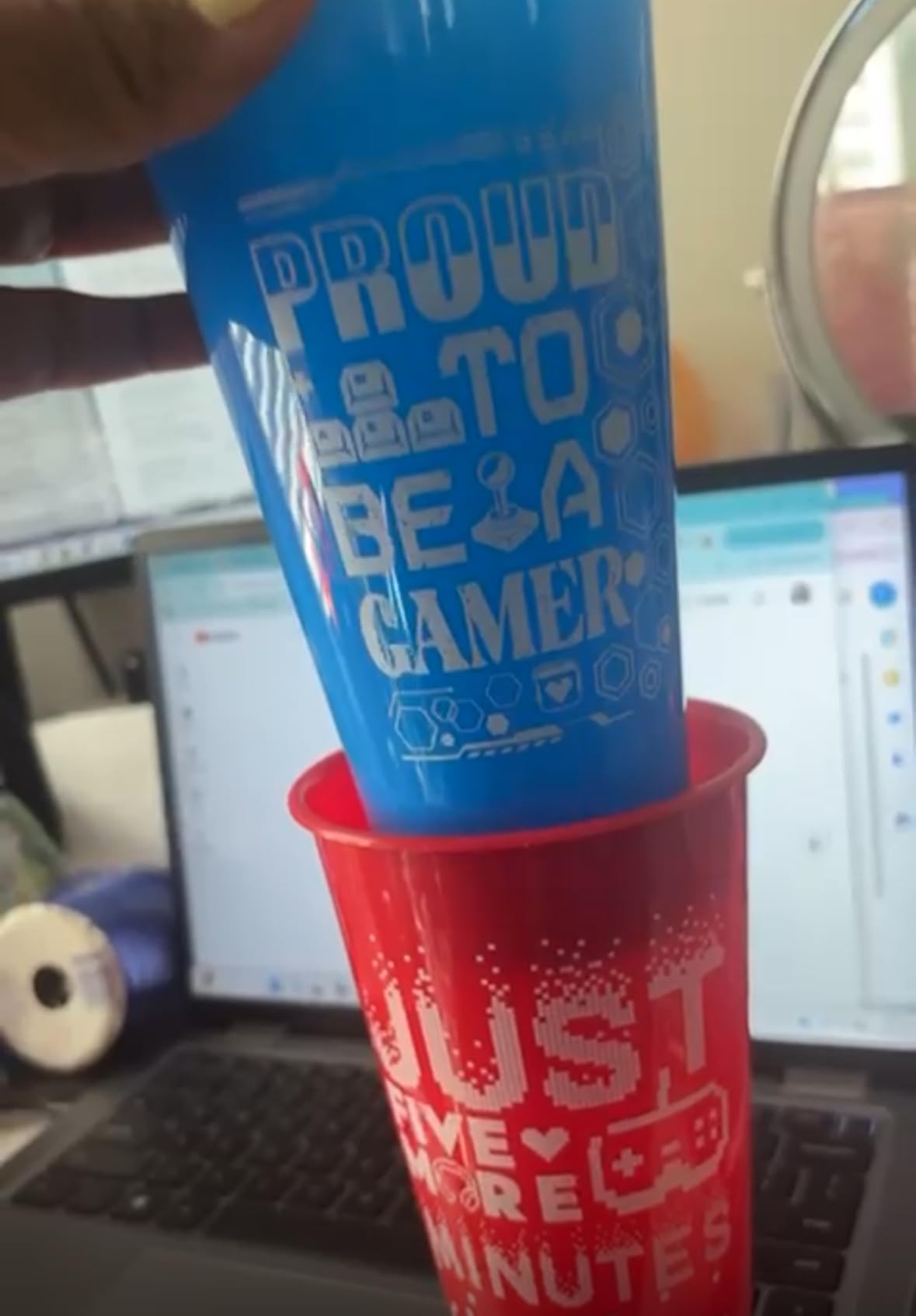 Kochorie 24 Pcs Christmas in July Plastic Cups 24 Oz Reusable Summer Christmas Party Cups with Lids and Straws customer photo 1