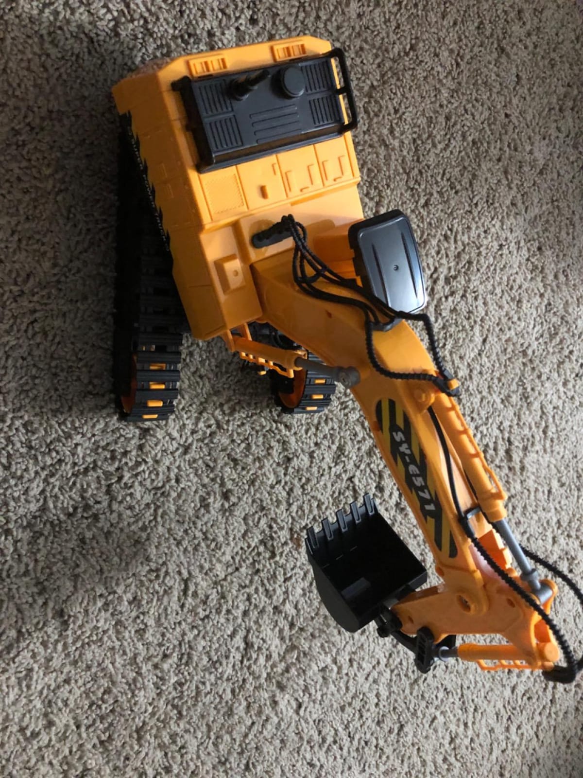 DOUBLE E Remote Control Excavator Toy, RC Excavators Sandbox Digger Hydraulic Construction Toys - Realistic Construction Vehicle with 6 Functions, Xmas Gift for Kids 3-14 Years customer photo 1