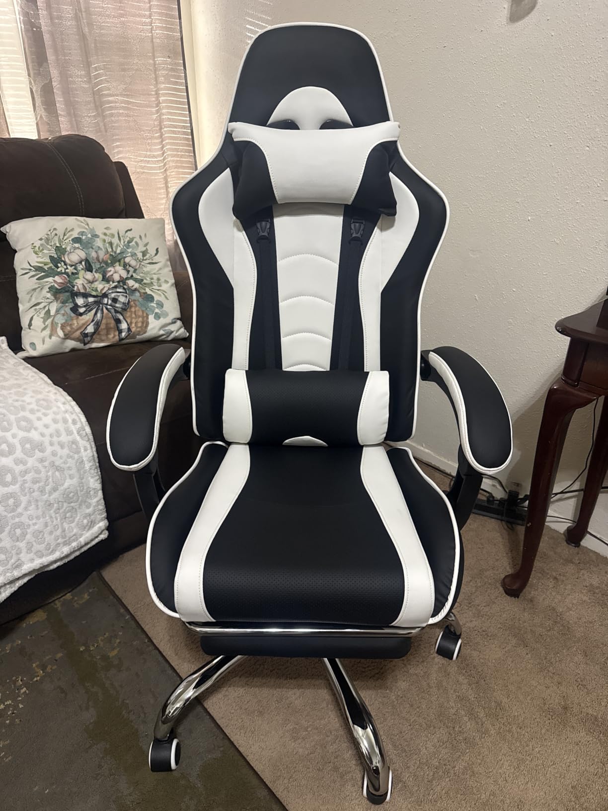 Yaheetech Gaming Chair with Footrest Massage Lumbar Pillow Reclining Black customer photo 2