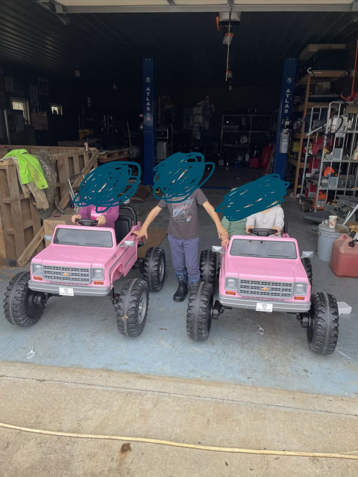 24V Ride on Licensed Chevrolet Monster Truck Car w/4 * 200W Motors(4WD), 24 Volt Ride on Toys Power Big Wheels for Big Kids, Blue customer photo 2