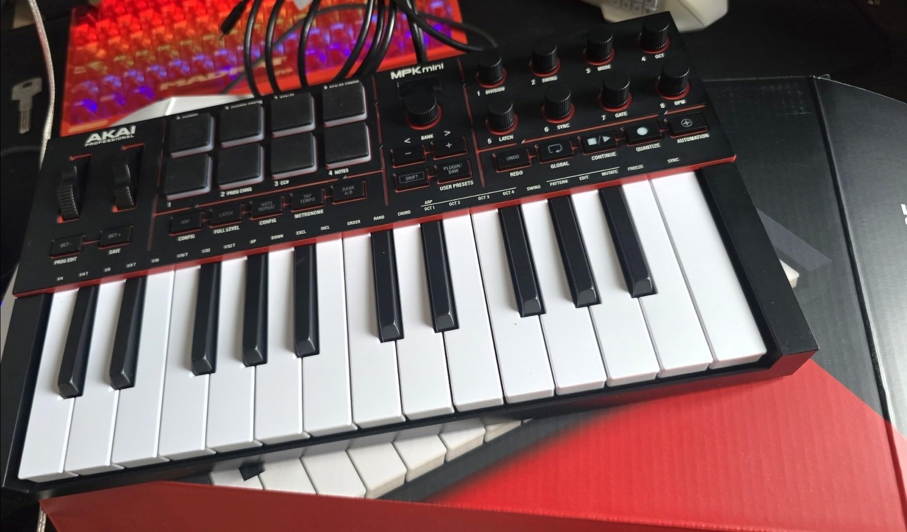 Akai Professional MPK Mini IV 25-Key USB-C MIDI Keyboard Controller, Black | Velocity-Sensitive Mini Keys, 8 MPC Pads, 360° Knobs, Chord and Scale Mode, for Beat Makers, Music Production customer photo 2