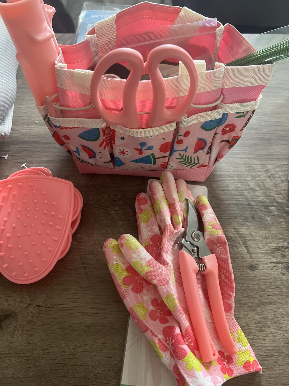 211 Pcs Floral Arrangement Kit in Pink for Weddings, Bouquets and DIY | Florist Supplies Kit; 3 Cutters, 4 Rose Thorn Removers and Gloves for Safer Stem Trimming, Leaf Stripping and Flower Prep customer photo 1