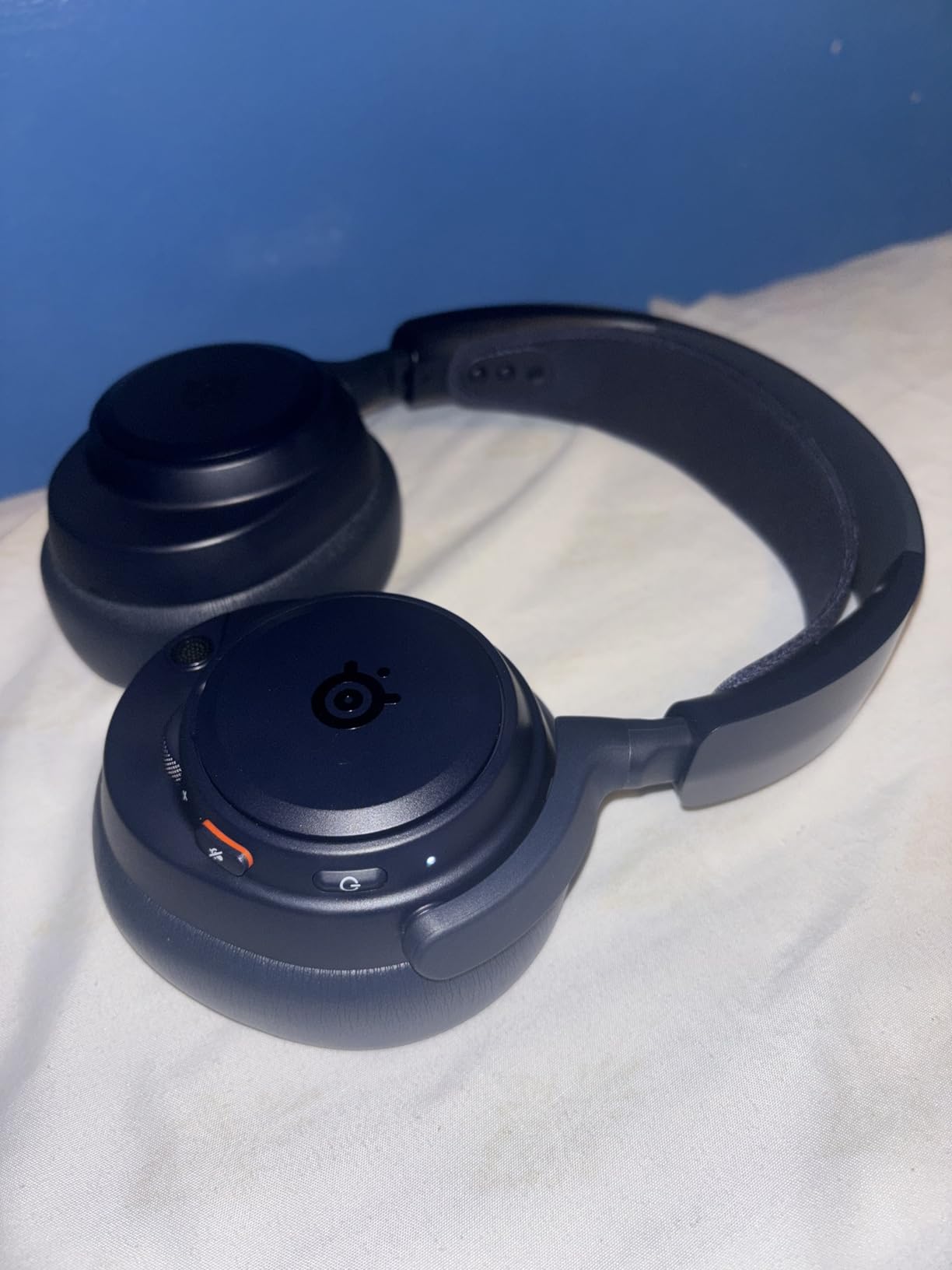 SteelSeries Arctis Nova Pro Omni - Hi-Res Wireless Gaming Headset, 96kHz/24bit, ANC, ClearCast Pro Mic, AI Noise Rejection, Mobile App, Mix 2.4GHz + BT, OmniPlay PC+PlayStation+Xbox - White customer photo 2