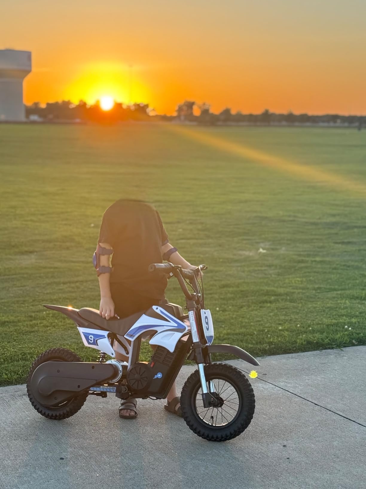 K1 Kids Electric Dirt Bike, 36V 700W Peak Motor, 16 MPH, Ages 3-8 customer photo 1