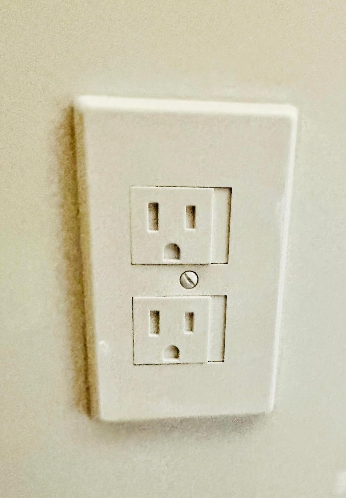 6-Pack Safety Innovations Self-Closing Outlet Covers (For Center Screw Outlets Only) - Measures 3