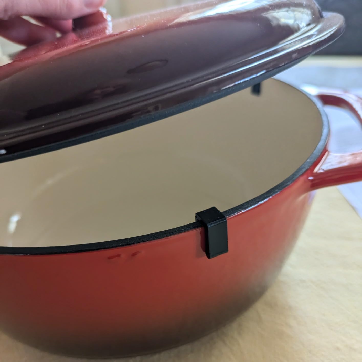 Amazon Basics Enameled Cast Iron Dutch Oven Pot With Lid, 6-Quart, Round, Dual Handles, Heavy-Duty, Oven Safe for Stews, Roasting & Baking, Blue customer photo 1