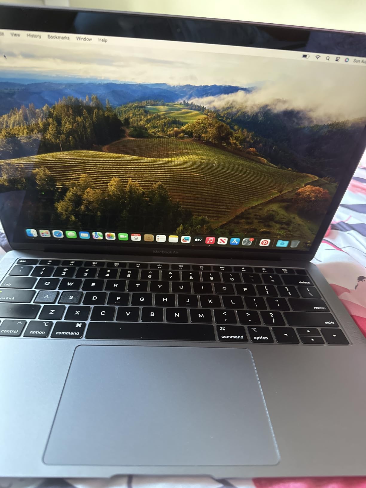 Apple MacBook Air (13-inch Retina display, 1.6GHz dual-core Intel Core i5, 128GB) - Space Gray (Renewed) customer photo 2