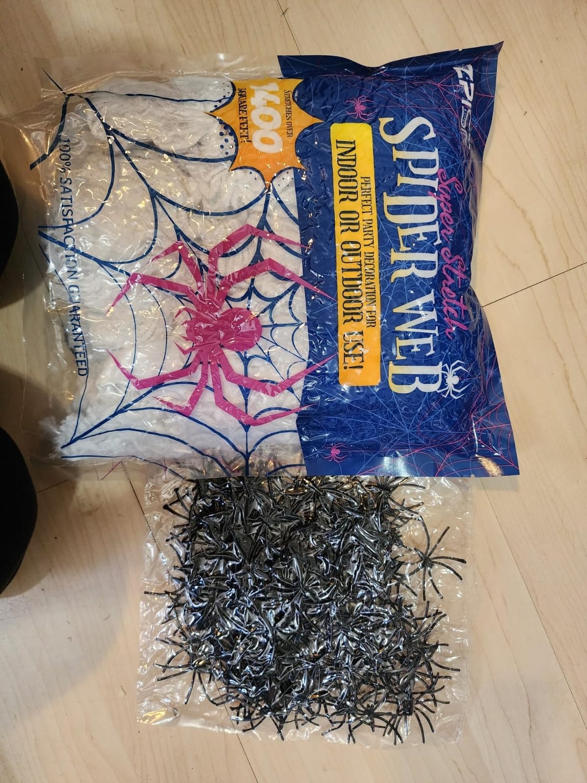 ZPISF 1400 sqft Halloween Spider Webs Decorations with 150 Extra Fake Spiders, Super Stretchy Cobwebs for Halloween Decor Indoor and Outdoor customer photo 2