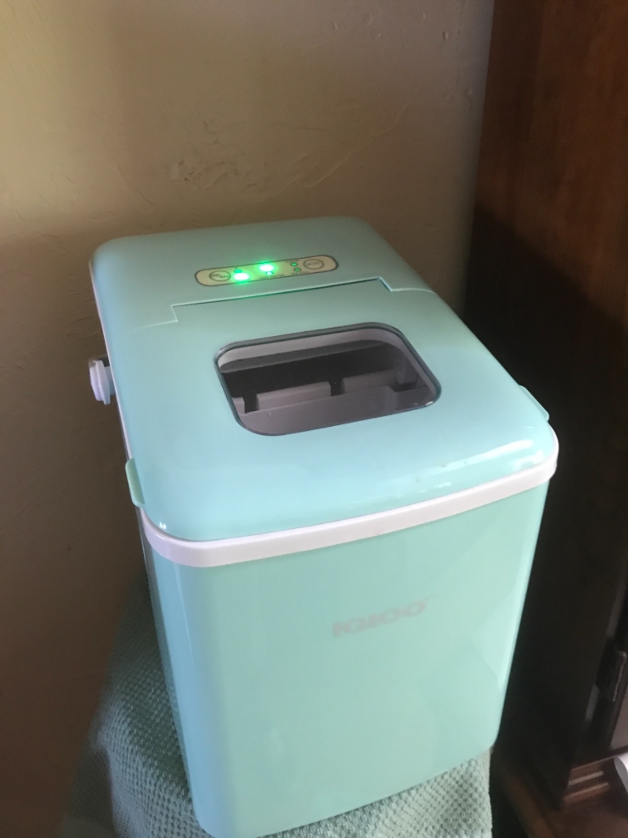 Igloo Premium Self-Cleaning Countertop Ice Maker Machine, Handled Portable Ice Maker, Produces 26 lbs. in 24 hrs. with Ice Cubes Ready in 6-8 Minutes, Comes with Ice Scoop and Basket customer photo 1