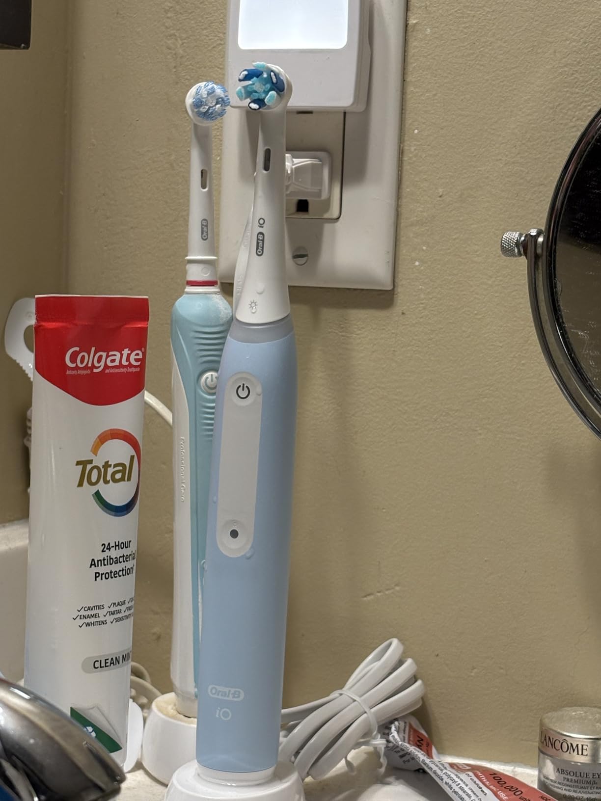 Oral-B Rechargeable Electric Toothbrush, iO3 Limited Deep Clean, 3 Cleaning Modes, Visual Pressure Sensor to Protect Gums, 2 Brush Heads, Travel Case, ICY Blue customer photo 1