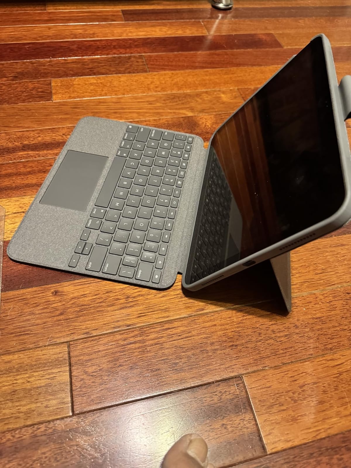 Logitech Combo Touch, Detachable iPad Keyboard Case 10th gen - Oxford Gray customer photo 1