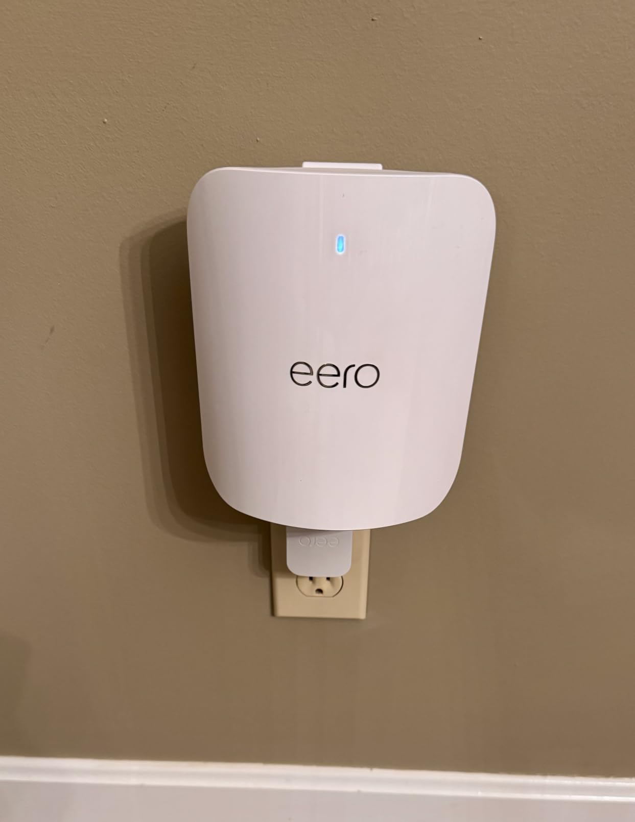 Amazon eero Pro 7 tri-band mesh Wi-Fi 7 router (newest model) - Supports internet plans up to 5 Gbps, Coverage up to 6,000 sq. ft., 3-pack customer photo 1