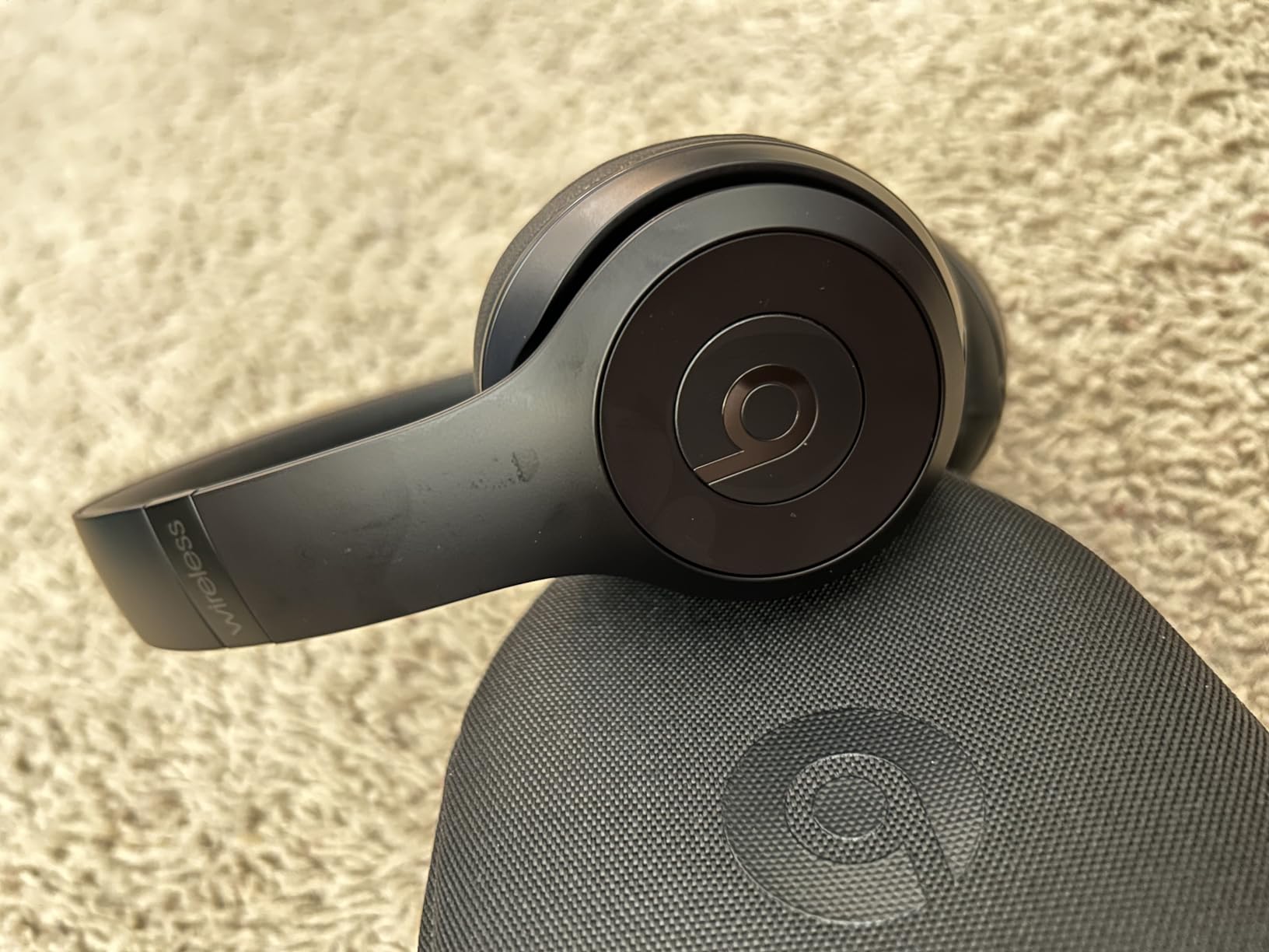 Beats Solo3 - Wireless Bluetooth On-Ear Headphones, Apple & Android Compatible, Up to 40H of Battery Life - Silver (Latest Model) customer photo 1