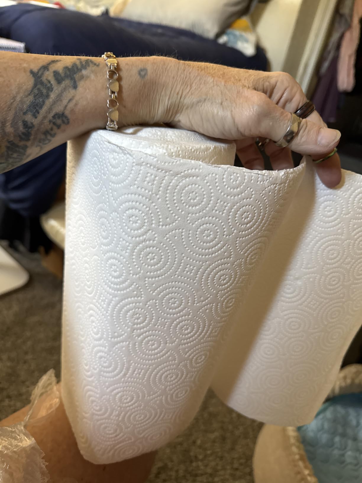 Amazon Basics 2-Ply Flex-Sheets Paper Towels, 6 Rolls = 20 Regular Rolls, 150 Sheets per Roll, Everyday Value customer photo 1