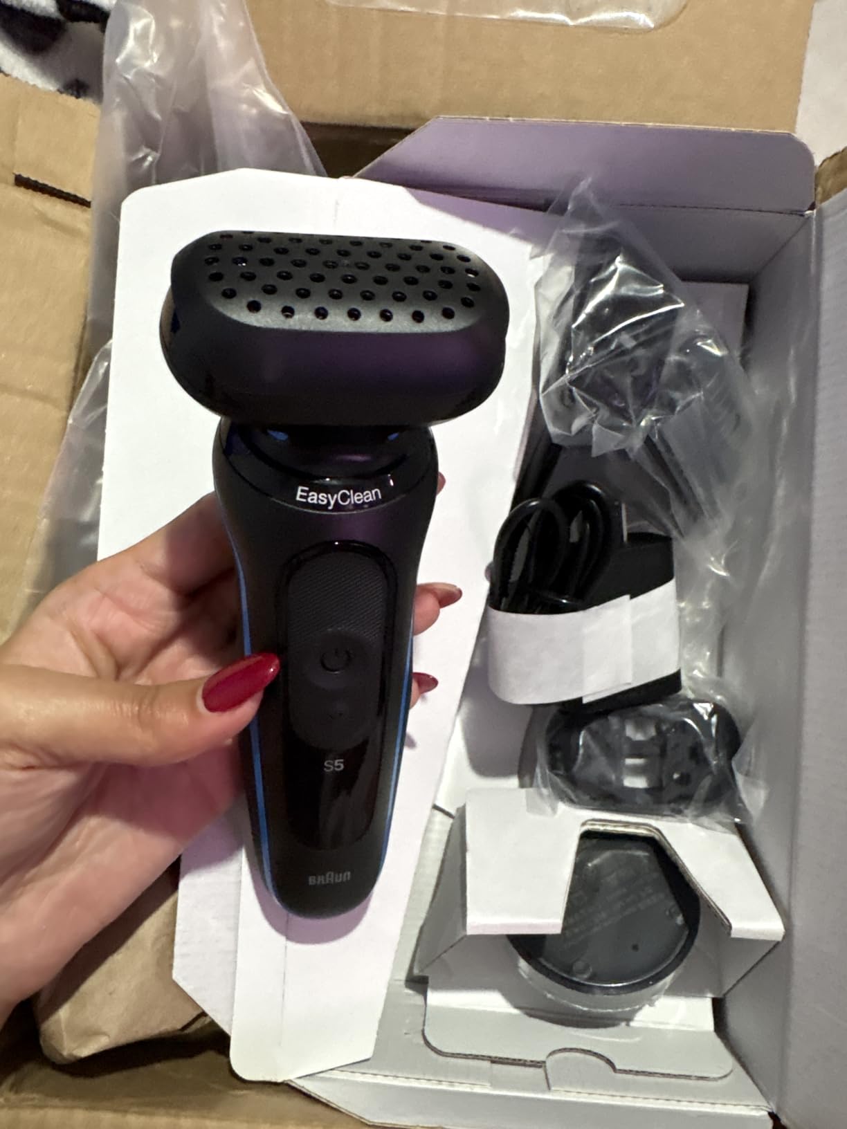 Braun Electric Shaver for Men, Series 5 5150cs, Wet & Dry Razor, Turbo Shaving Mode, Foil Shaver, with Beard Trimmer, Body Groomer and Charging Stand, Blue customer photo 2