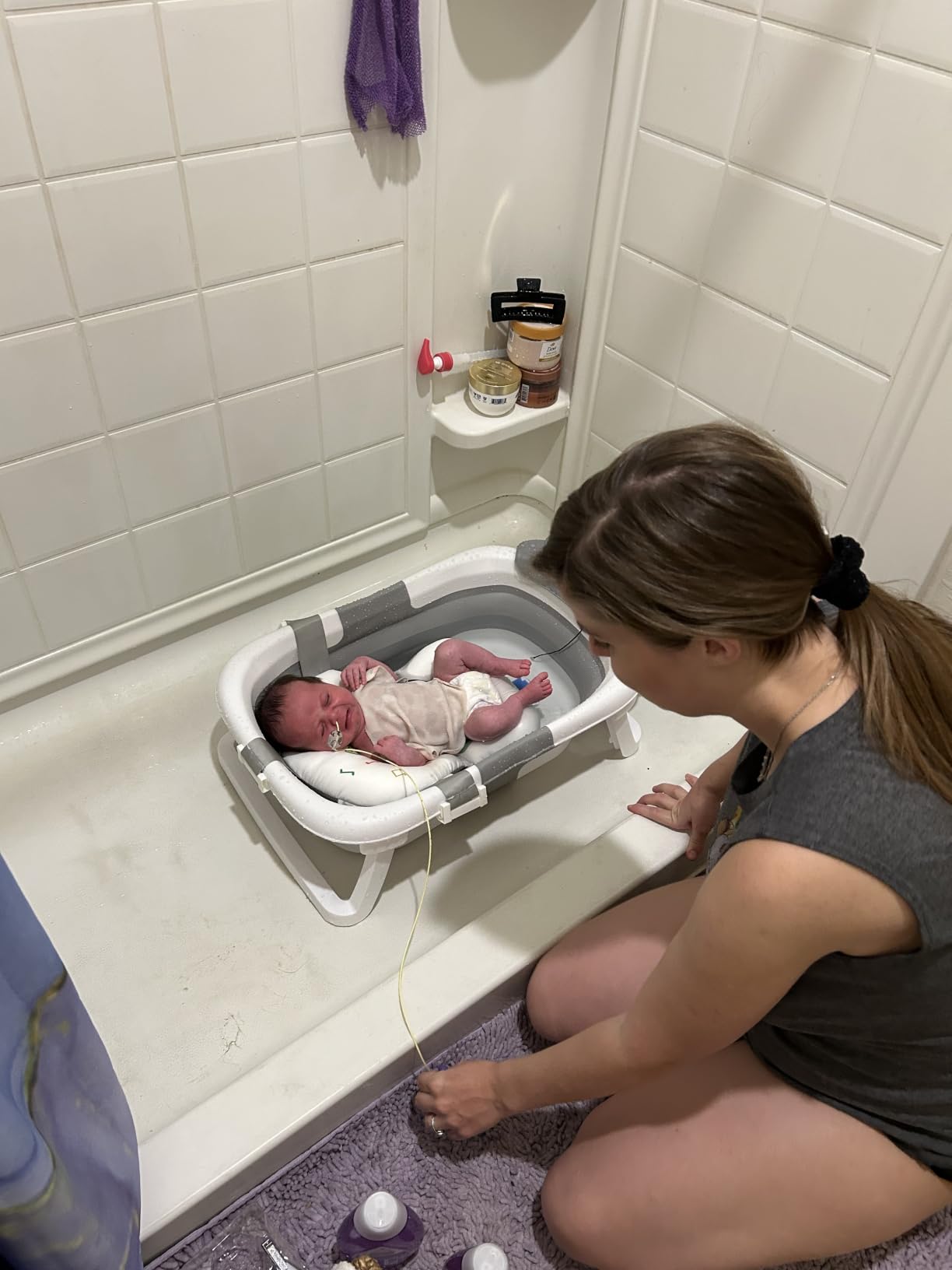 BUNWAG Baby Bathtub, Collapsible Newborn Bathtub for Infant to Toddler with Soft Cushion and Thermometer,Portable Travel Newborn Tub with No-Slip Feet, Baby Shower Gifts, 0-12 Months Baby Bath, Grey customer photo 2