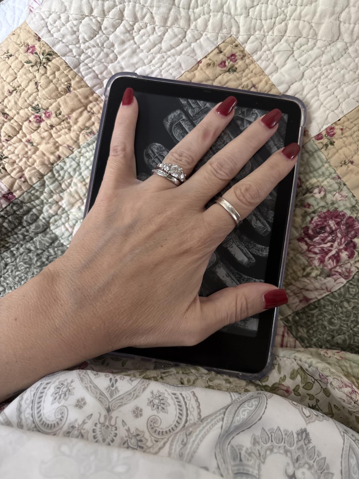 Amazon Kindle Paperwhite Signature Edition 32GB (newest model) – 20% faster with auto-adjusting front light, wireless charging, and weeks of battery life – Metallic Raspberry + 3 Months Free Kindle Unlimited (with auto-renewal) customer photo 1