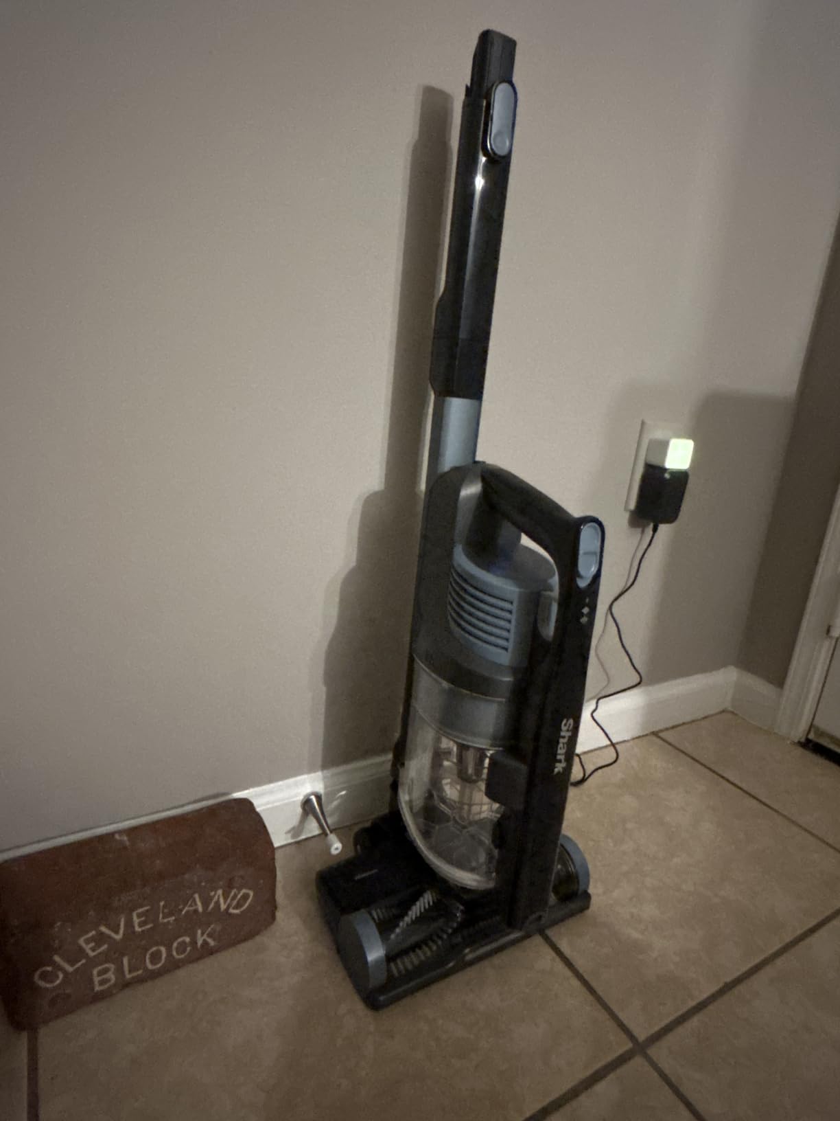 Shark PowerPro Reveal Plus Cordless Vacuum Cleaner - Charcoal - IZ376H customer photo 1