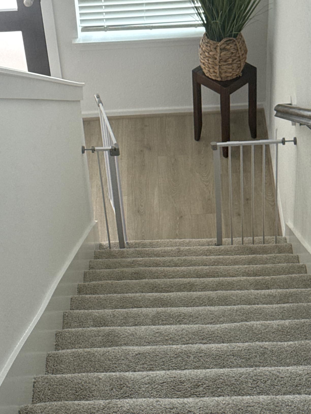 InnoTruth 29.6-39.1 in Wide Baby Gate for Stairs and Doorways, White customer photo 1